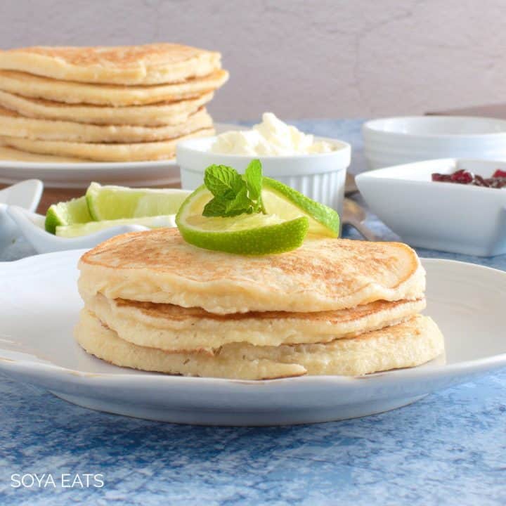 Vanilla pancakes with a slice of lime.